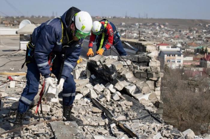 последствия обстрелов в Бердянске и Приморске помогают ликвидировать студенты-спасатели ВСКС, источник мессенджер MAX сообщество Запорожский Телеграф