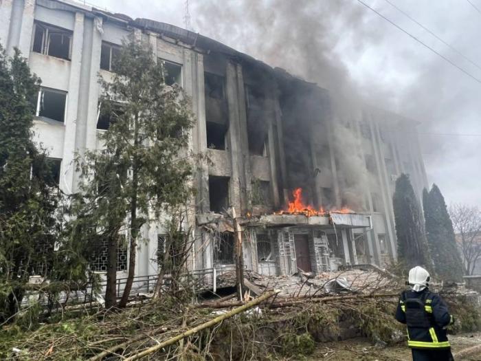 сообщается об ударе по зданию ТЦК в Сумах, источник Телеграм-канал ИЗНАНКА