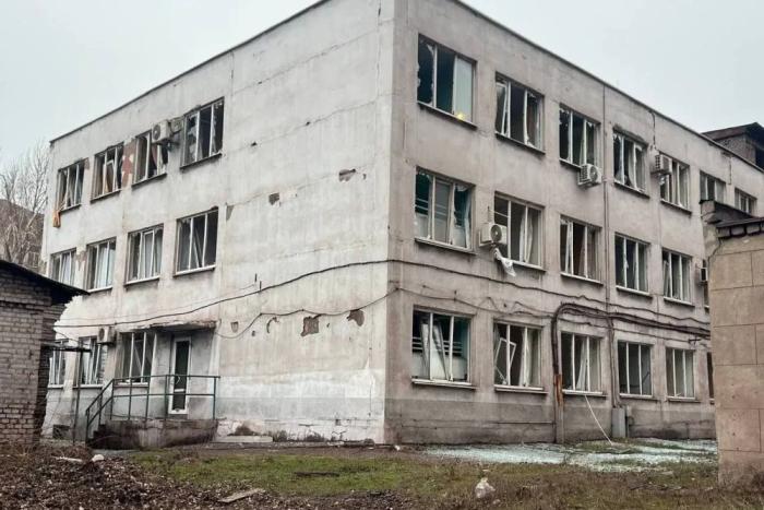 украинские БПЛА атаковали промышленную зону в Алчевске ЛНР. Повреждено гражданское предприятие, которое выпускает продукцию только для мирных целей. Задеты два цеха и прилегающая территория к металлургическому заводу. В одном из производственных помещений произошло возгорание, источник Телеграм-канал Оперативные сводки