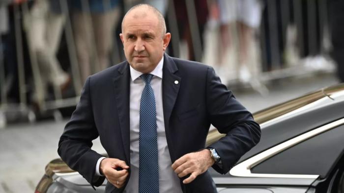 Партия бывшего болгарского президента Румена Радева «Прогрессивная Болгария» лидирует в соцопросах и имеет все шансы победить на парламентских выборах, назначенных на апрель. 