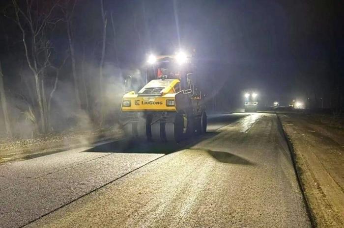 в ДНР дорожники ведут работы на 13 участках дорог межмуниципального значения. Как сообщили в Минтрансе ДНР, порядка 22 км нового асфальтового покрытия уже уложено на дорогах. На объектах, где полностью завершена укладка асфальта, в ближайшие дни приступят к нанесению дорожной разметки, источник Телеграм-канал Донбасс Сейчас