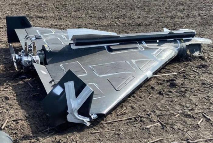 упавшая «Герань-2» с макетом ракеты Р-60М. Видимо, для введения в заблуждение украинских пилотов, которые будут заниматься перехватом дронов, источник Телеграм-канал Военный Осведомитель