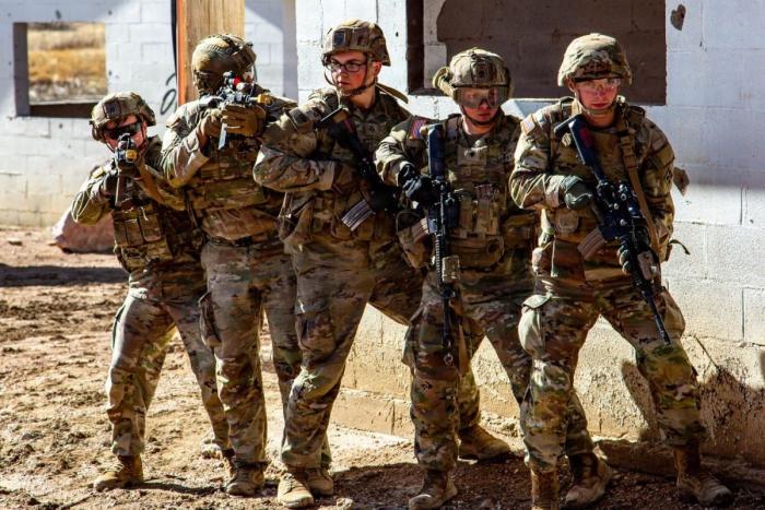 Молодые американцы не хотят служить в армии, а когда туда попадают, зарабатывают на финансовых рынках