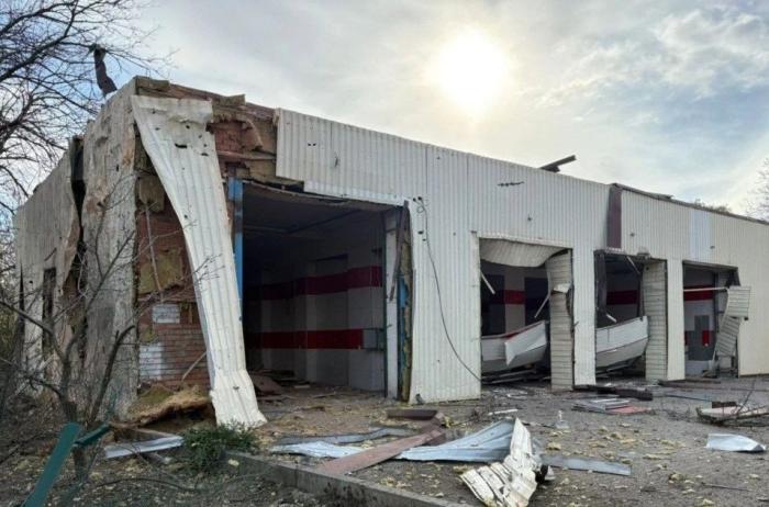 в Николаевке (Донбасс) прилетело по цели на территории пожарной части, источник сообщество Хроники Гераней в мессенджере МАХ