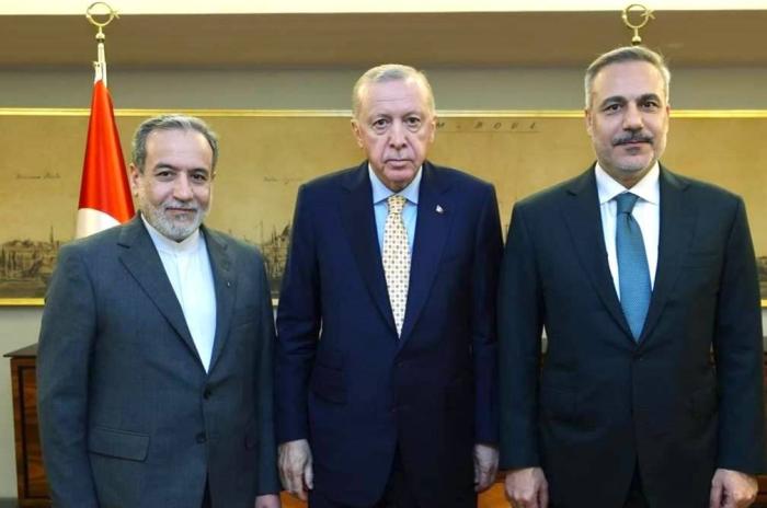 Министр иностранных дел Ирана Аббас Арагчи, президент и министр иностранных дел Турции Реджеп Эрдоган и Хакан Фидан 