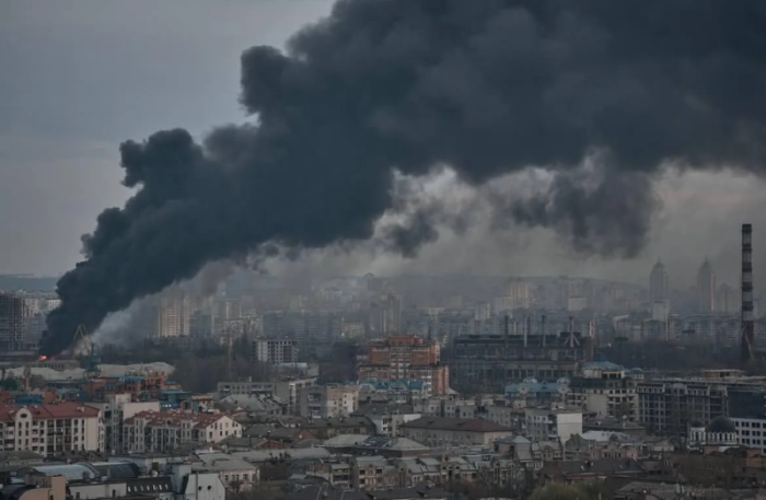 последствия атаки по Киеву. Небо над городом затянуло чёрным дымом, источник МАХ-канал ШТОРМ TV