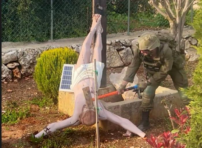 В Ливане израильские солдаты разбили кувалдой статую Христа