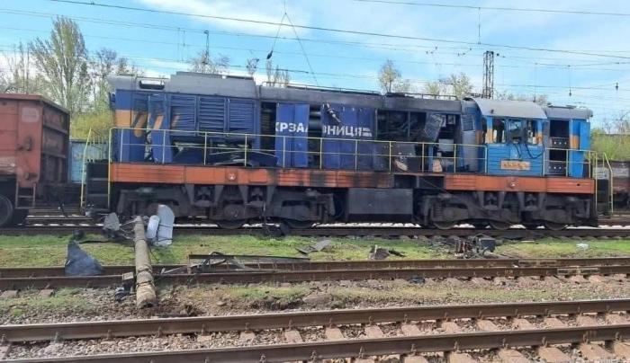 попавший под атаку локомотив в Коростене Житомирской области, источник МАХ-канал Хроники Гераней