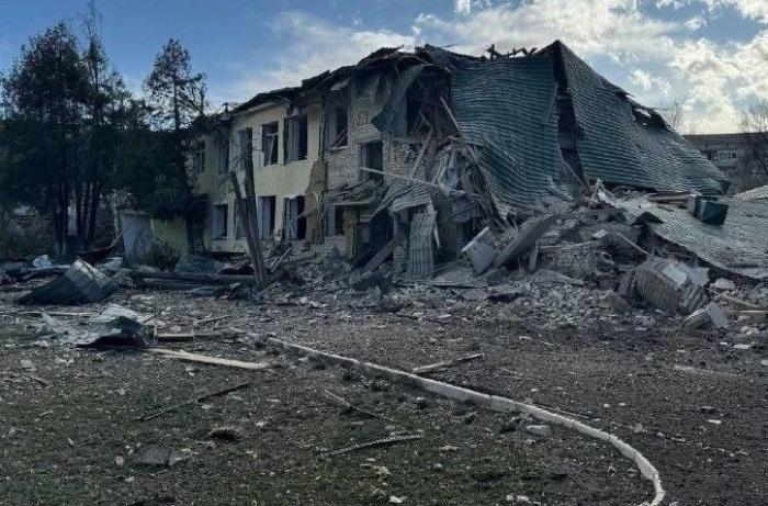 последствия удара УМПК по ПВД ВСУ в Ямполе Сумской области, источник МАХ-канал Сводки СВО Аналитика. Вперед к Победе.