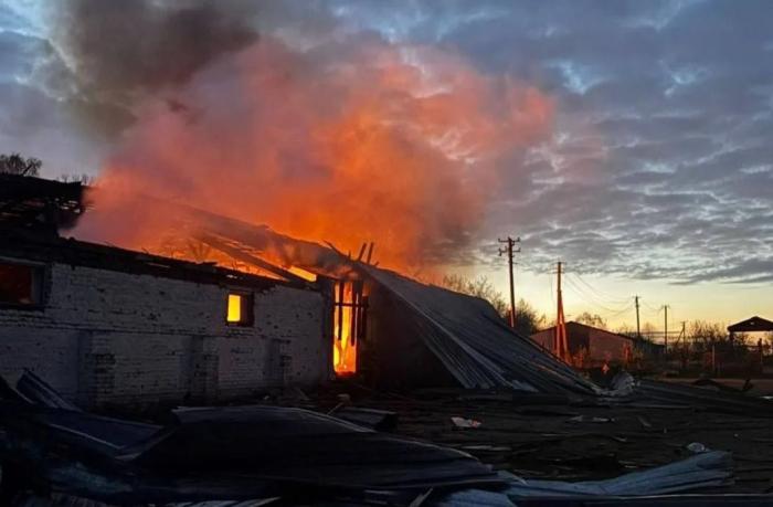 ангары в Черниговской области, поражённые ударом Гераней, источник МАХ-канал Хроники Гераней
