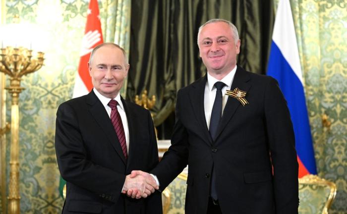 Владимир Путин и Бадра Гунба в Кремле