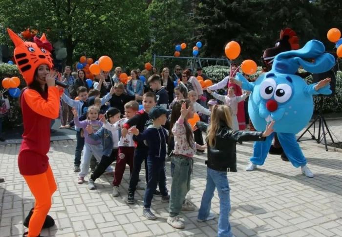 Заглавное фото: в центре Донецка открыли новую детскую площадку, оформленную в тематике сказок великого русского поэта Александра Пушкина, источник МАХ-канал ДНР Онлайн