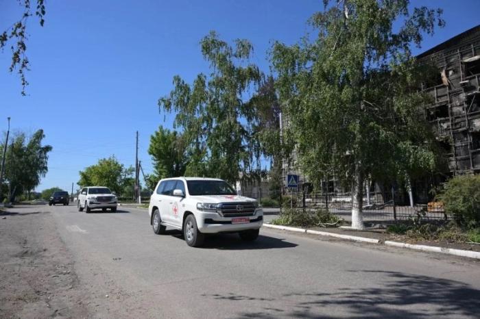 делегаты МККК и руководство Луганского Красного Креста в Старобельске на месте атаки украинских боевиков по студенческому общежитию и строениям образовательного учреждения, источник МАХ-канал РОДИОН_МИРОШНИК