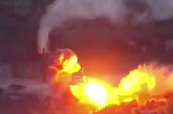 кадр видео, где РФ выносит логистику врага