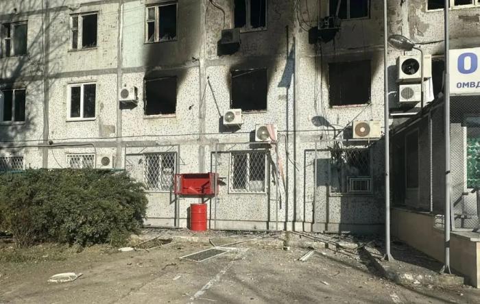 ВСУ ударили по Энергодару. Под обстрел попали помещения ГИБДД, коммунальных служб, отвечающих за озеленение и благоустройство города, а также отдел культуры. К счастью, жертв и раненых нет, источник МАХ-канал Новое.Медиа в Запорожье