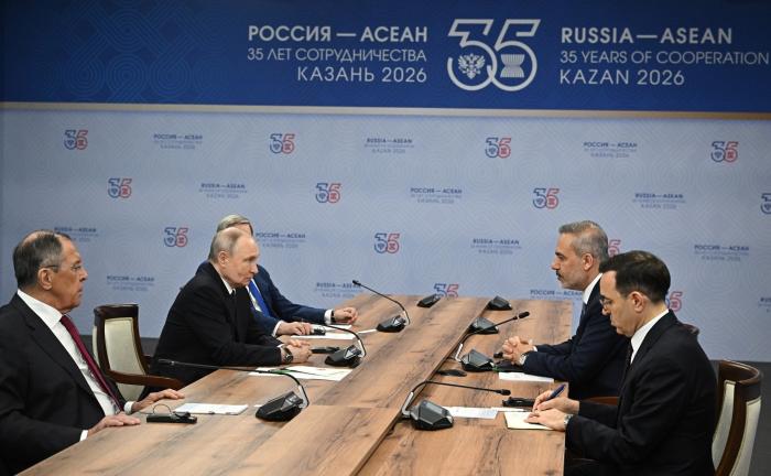Вечером 17 июня Президент России Владимир Путин встретился в рамках проходящего в Казани саммита Россия – АСЕАН с одной из ключевых фигур турецкой политики – министром иностранных дел Хаканом Фиданом.