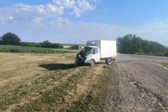 утром 3 июля на участке автодороги Старобельск – Беловодск беспилотник атаковал автомобиль «Газель», перевозивший продукцию маслозавода. В результате атаки погиб 50-летний мужчина. Ещё один мужчина, 39 лет, получил ранения и был госпитализирован, источник МАХ-канал KRM РФ