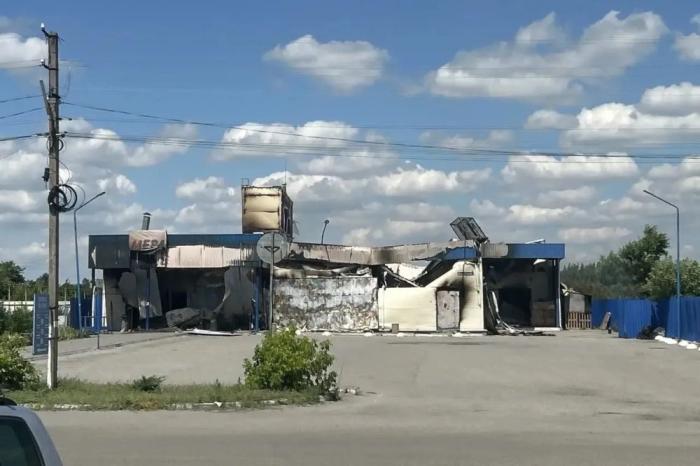 в городе Каменке-Днепровской атаке БпЛА противника подвергся сетевой супермаркет, произошёл пожар. Здание получило значительные повреждения, источник МАХ-канал Балицкий Евгений
