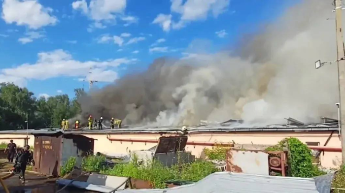 под российский удар попали склады в Чернигове, на которых хранили беспилотники и их компоненты, источник МАХ-канал Zvezdanews | «Звезда»