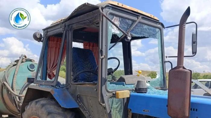 ВСУ атаковали трактор, подвозящий воду в село Конские Раздоры Пологовского МО. Удар дрона пришёлся в крышу кабины трактора. В результате атаки верхняя часть кабины была повреждена, а все остекление выбито взрывной волной. Водитель не пострадал, источник МАХ-канал Запорожский телеграф