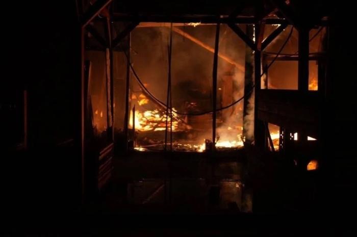 на месте удара Гераней в Запорожье вспыхнул сильный пожар, источник МАХ-канал Хроники Гераней