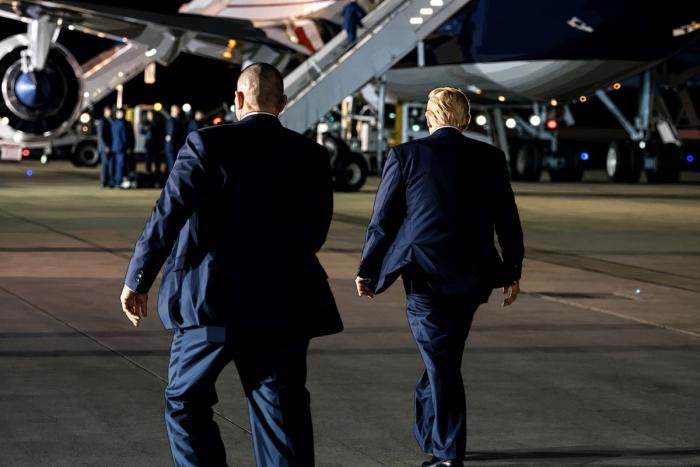 Дональд Трамп трусливо удирает из Анкары, прячась от журналистов