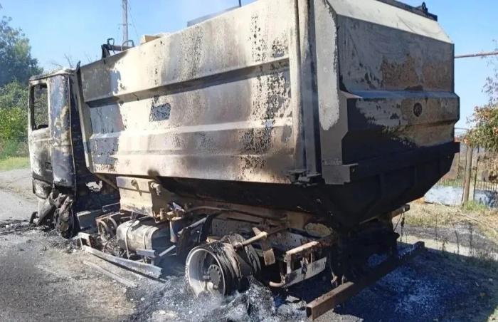 в селе Великая Знаменка неприятельский БпЛА нанес удар по мусоровозу, выполнявшему плановый рейс. Коммунальная техника не подлежит восстановлению, источник МАХ-канал Запорожский вестник