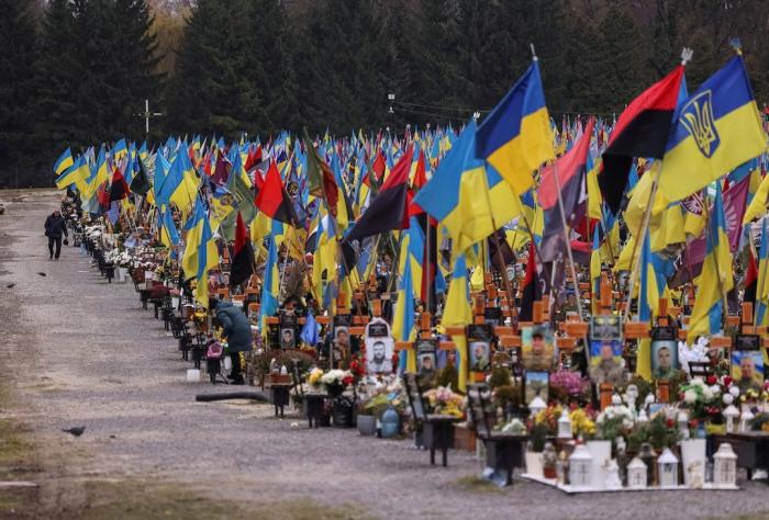 Украина после 35 лет независимости превращается в большое кладбище