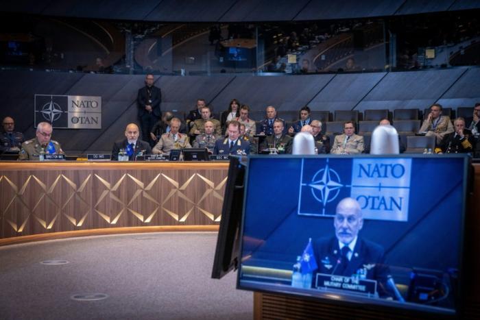 Берлин проталкивает на пост главы Военного комитета НАТО генерала Карстена Бройера, пытаясь добиться перевеса его кандидатуры над канадским генералом Дженни Кэринэном при голосовании 19 сентября, которое состоится в Дании. 