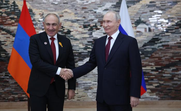 Президент России Владимир Путин и премьер-министр Армении Никол Пашинян встретились в Бишкеке на полях саммита ШОС