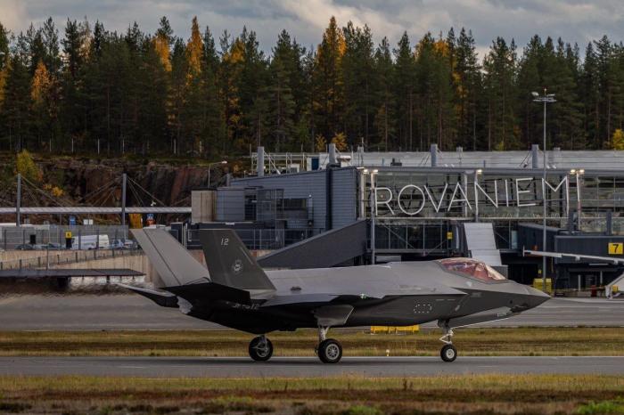 В Финляндию должны были прибыть три истребителя F-35 – первые машины, предназначенные для базы в Рованиеми. Однако приземлились только два. Третий самолет остался на Азорских островах из-за технической неисправности.