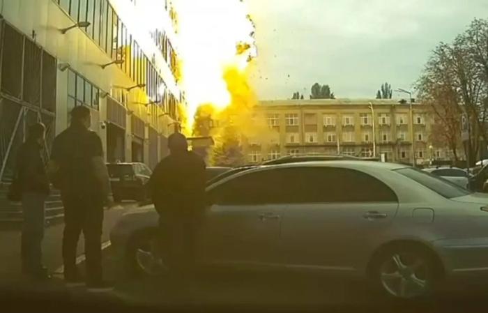 эпичные кадры прилёта «Герани-5» по бизнес-центру «Инком» в Киеве, где располагается интернет-провайдер Datagroup, источник МАХ-канал Военный Осведомитель 
