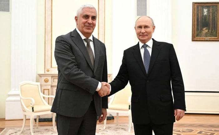 Президенты России и Южной Осетии Владимир Путин и Марат Камболов
