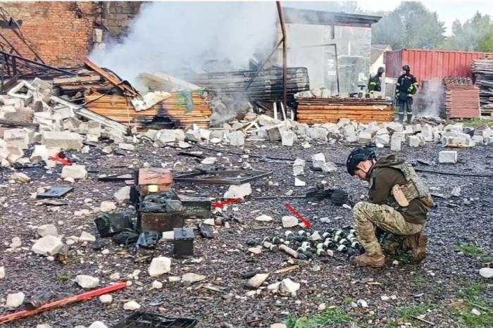 последствия удара Гераней по «предприятию» в Костополе Ровенской области. Судя по фото, там булочники в камуфляже и с гранатомётами сидели, источник МАХ-канал Хроники Гераней