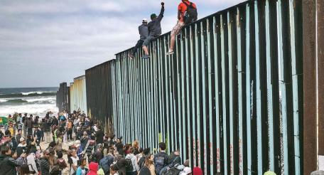 Мигранты штурмуют стену Трампа со стороны Мексики