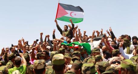 Бойцы фронта ПОЛИСАРИО и флаг Западной Сахары