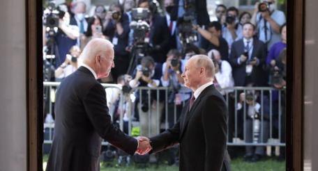 Президенты России и США Владимир Путин и Джо Байден