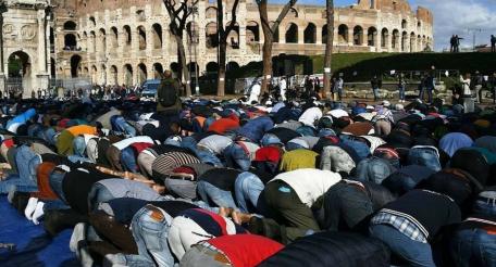 Мусульмане на молитве в Риме