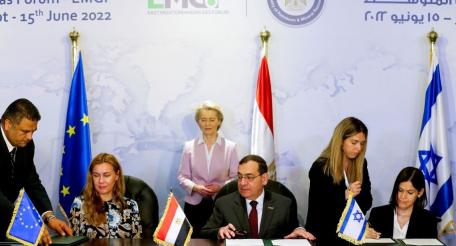 Урсула фон дер Ляйен наблюдает за тем, как комиссар ЕС по энергетике Кадри Симсон, министр нефти Египта Тарек эль-Молла и министр энергетики Израиля Карин Эль-Харрар подписывают в Каире соглашение по газу.