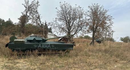 российские самодельные макеты танков Т-72Б3 где-то на фронте