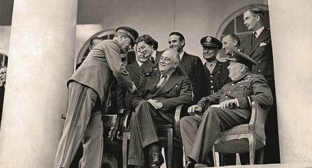 Тегеран, 1943 год. Сталин здоровается с Рузвельтом