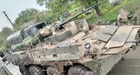 БТР-82А (АТ) ВС России со штатными решетчатыми экранами, а также с дополнительно наваренным козырьком над башней