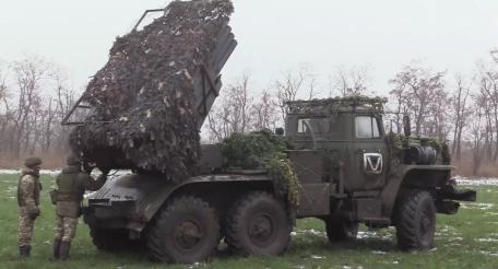 Боевая работа 152-мм САУ 2С3 «Акация» с защитными козырьками и бревнами на лбу башни, а также РСЗО «Град», тоже с защитными козырьками на крыше и пусковой установке