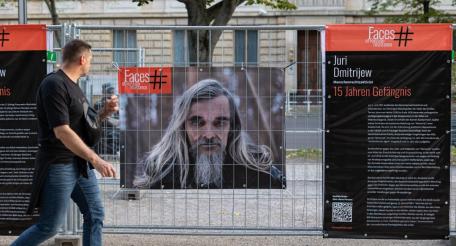 Передвижная фотовыставка «Лица российского сопротивления» была развёрнута в центре Берлина на Унтер-ден-Линден 7 октября.