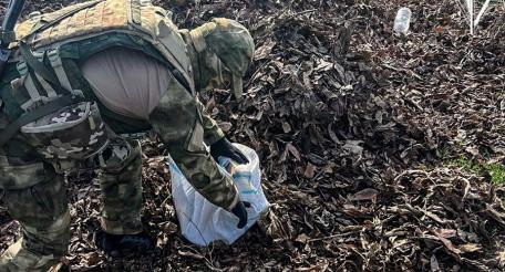 Крупный схрон с оружием и боеприпасами обнаружили росгвардейцы в Запорожской области