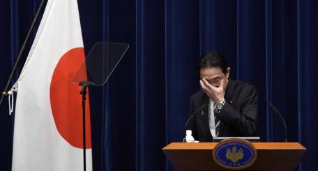 Правительство Фумио Кисиды в Японии терпит крах