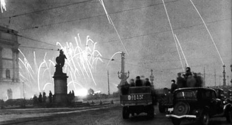 27 января в центре города, на набережной Невы прогремел торжественный салют в честь полного снятия блокады Ленинграда – первый в годы Великой Отечественной войны.