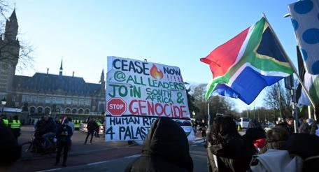 Палестинские арабы протестуют возле здания Международного суда ООН