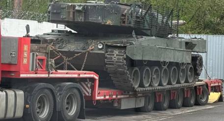на Поклонную гору в Москве доставили главный трофей – немецкий танк Leopard 2А6 ранее переданный ВСУ