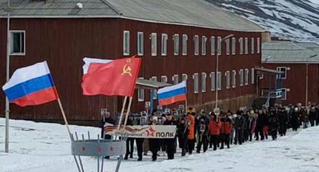 В арктическом поселке российского присутствия «Пирамида» (архипелаг Шпицберген) прошло самое северное в мире шествие Бессмертного полка, @AlexNovi